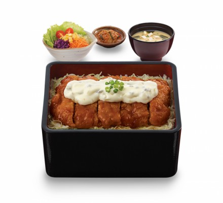 ข้าวหน้าไก่ทอดราดซอสนัมบัง